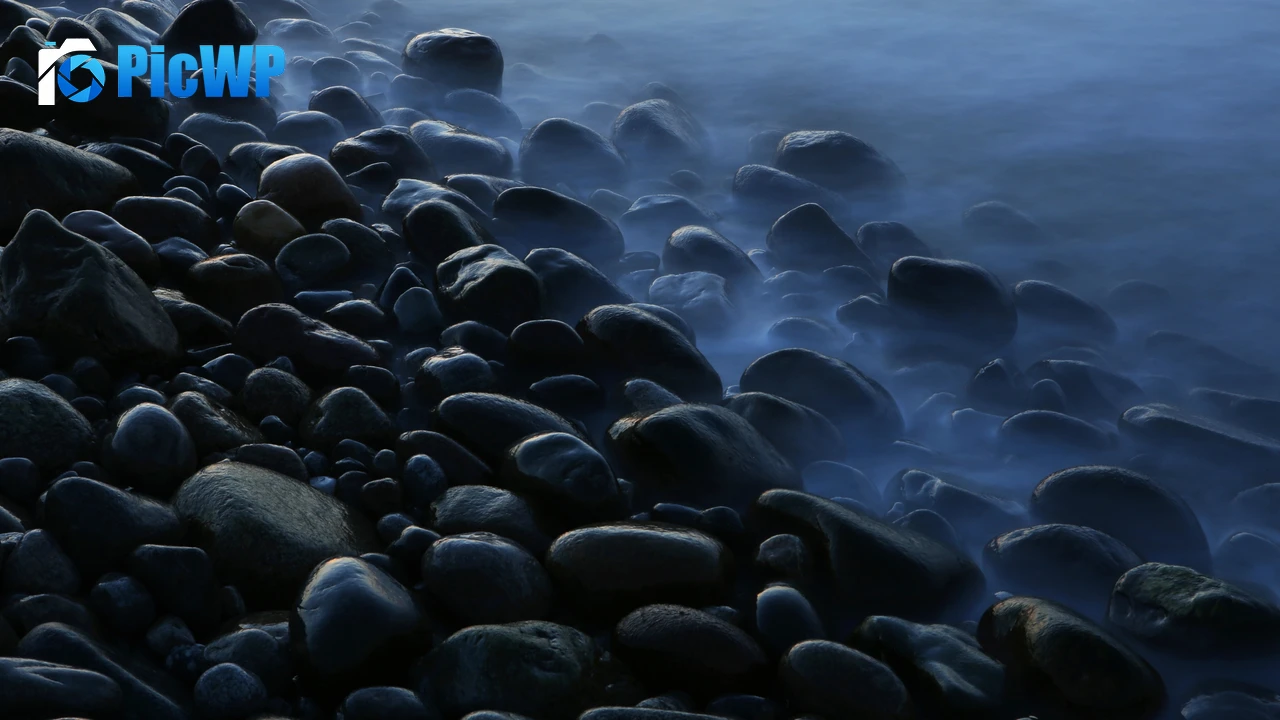 Pebbles Foggy 4K PC Wallpaper