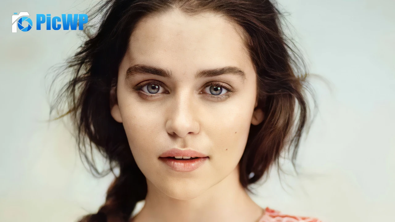 Emilia Clarke Phone 4K PC Wallpaper