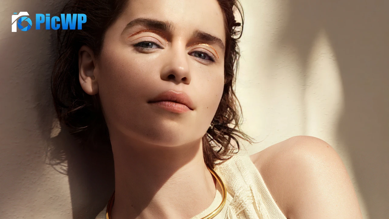 Emilia Clarke iPhone 4K PC Wallpaper