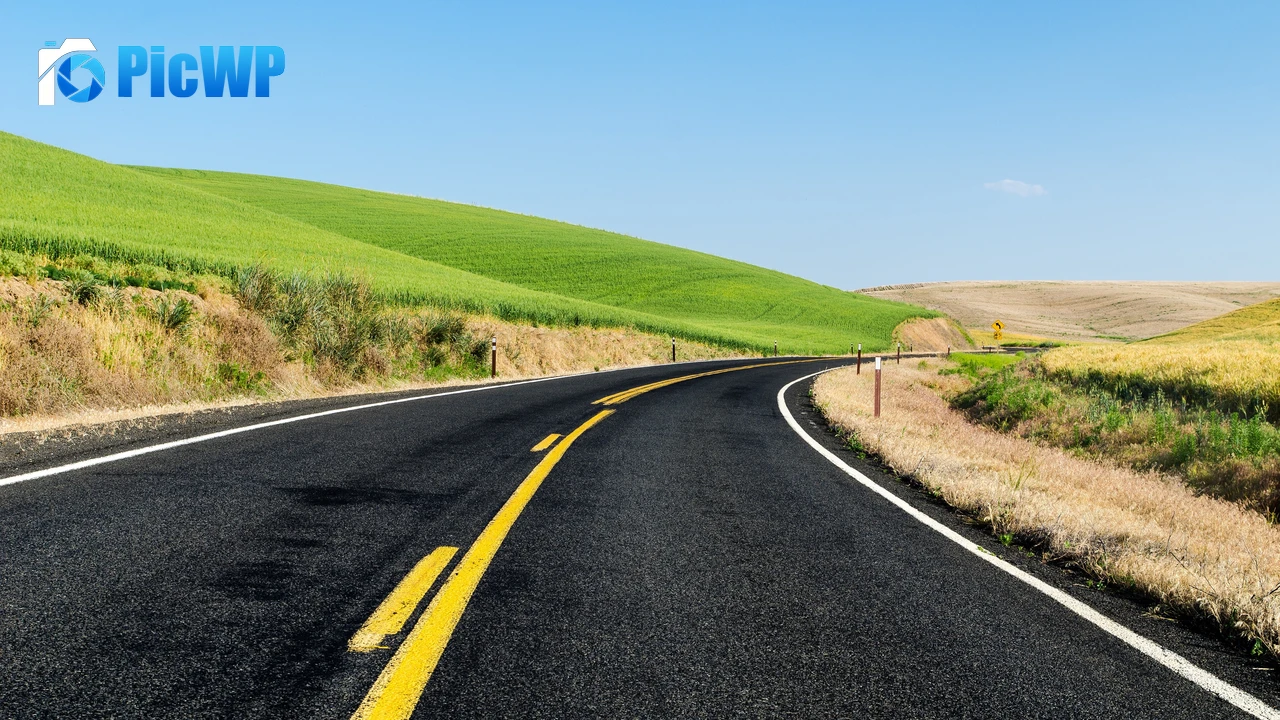 Green Meadow Road 4K PC Wallpaper