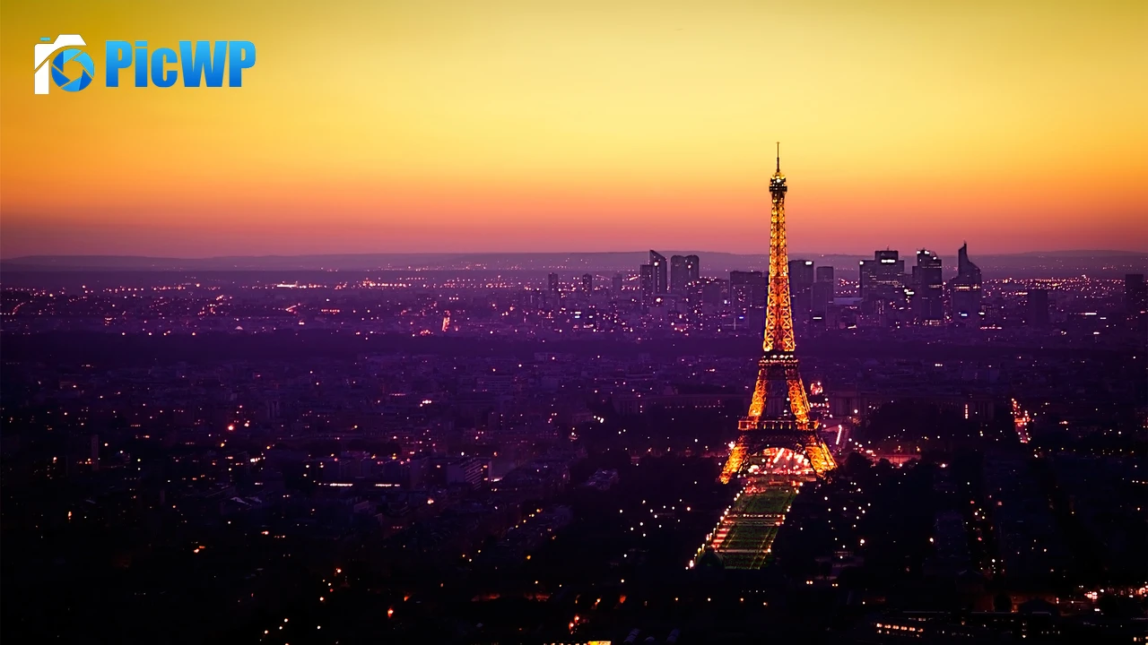 Eiffel Tower Twilight 4K PC Wallpaper
