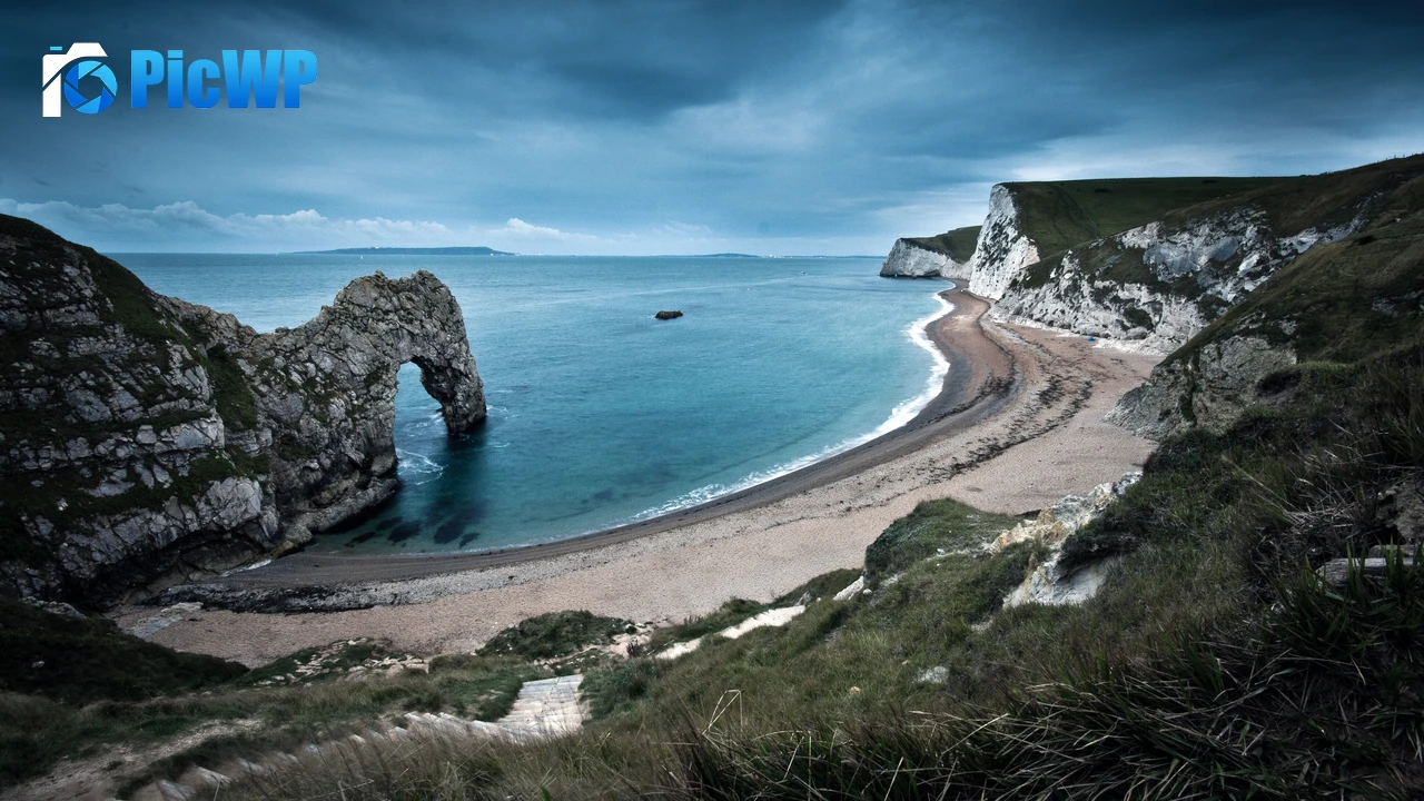 Durdle Door Rock formation 4K PC Wallpaper