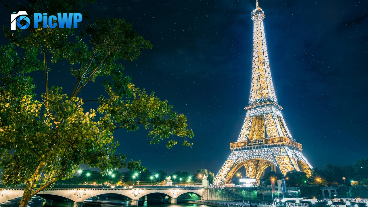 Eiffel Tower Night time 4K PC Wallpaper