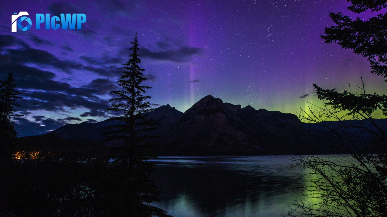 Lake Minnewanka Aurora Borealis 4K PC Wallpaper