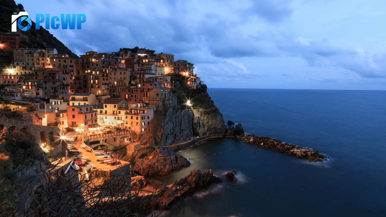 Manarola Seaside village 4K PC Wallpaper