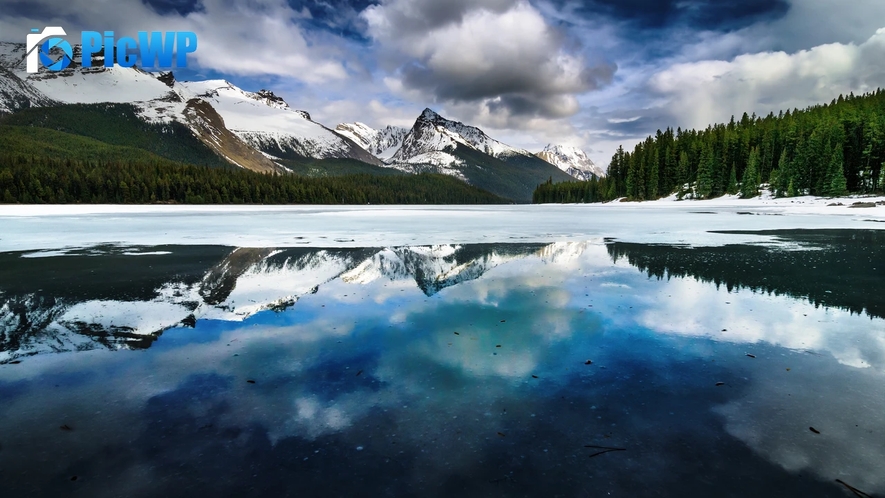 Maligne Lake Canada 4K PC Wallpaper