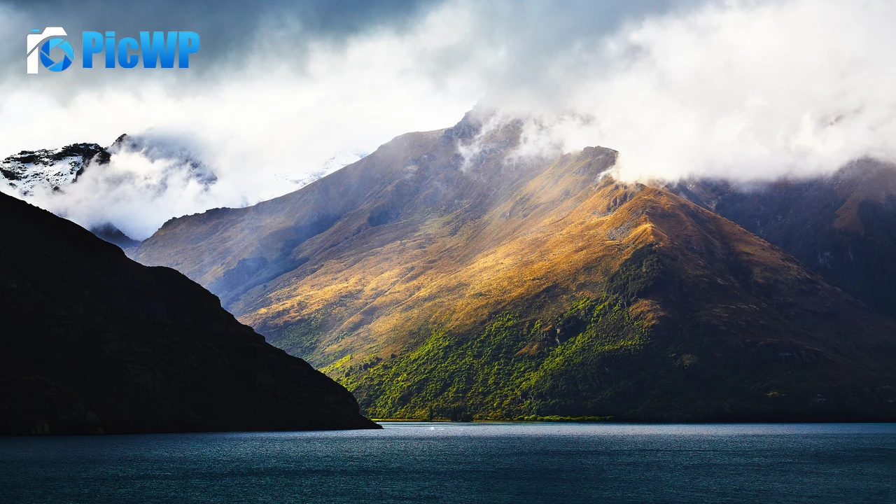 Lake Wakatipu Foggy 4K PC Wallpaper
