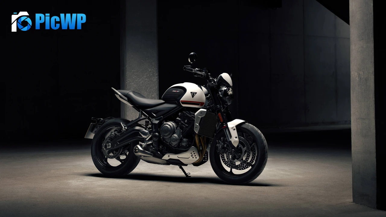 Triumph Trident 660 Urban roadster 4K PC Wallpaper