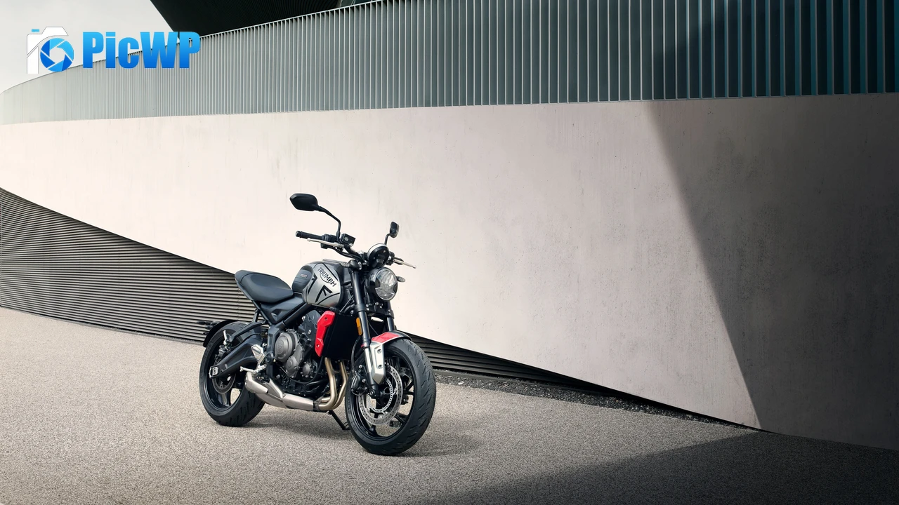Triumph Trident 660 2021 4K PC Wallpaper