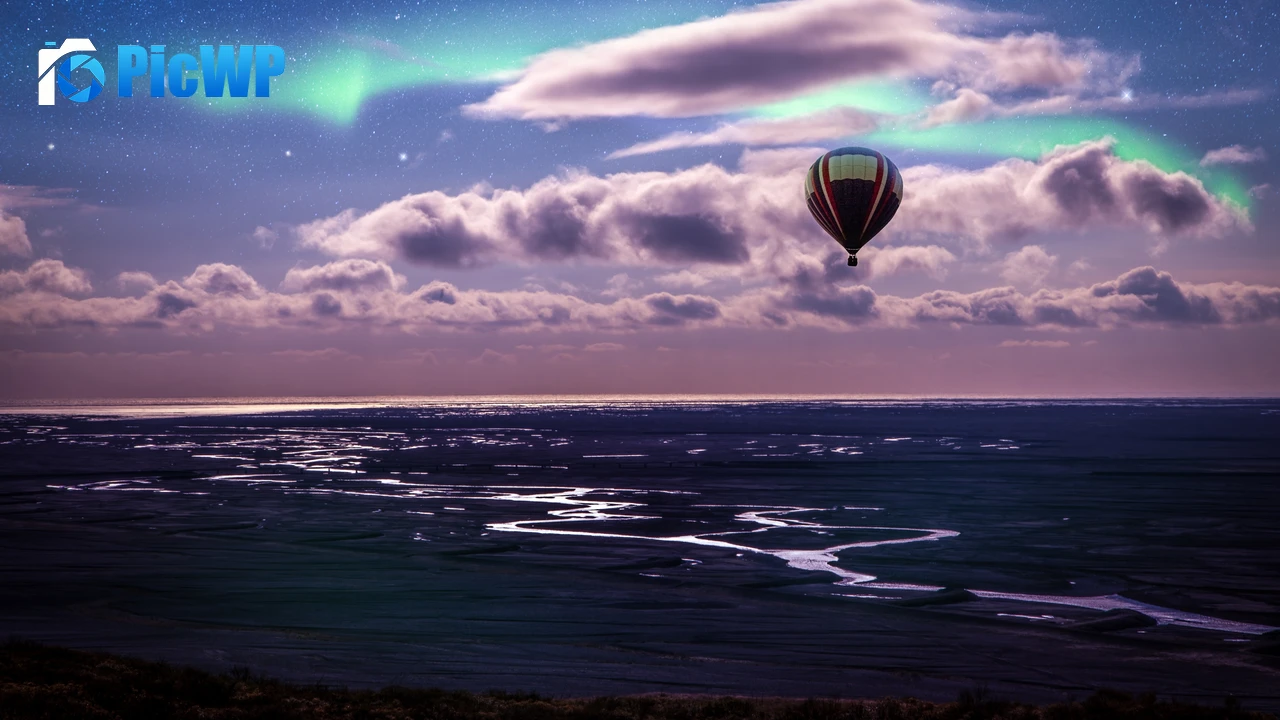 Hot air balloon Aurora Borealis 4K PC Wallpaper