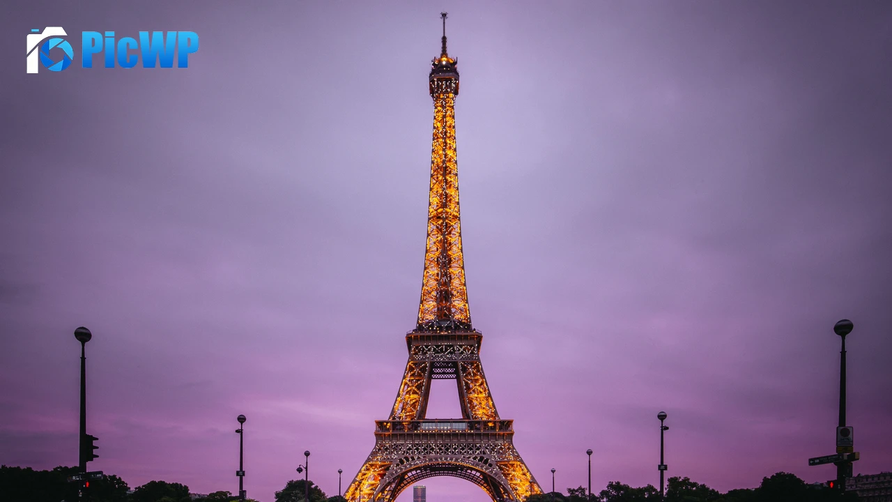 Eiffel Tower Aesthetic 4K PC Wallpaper