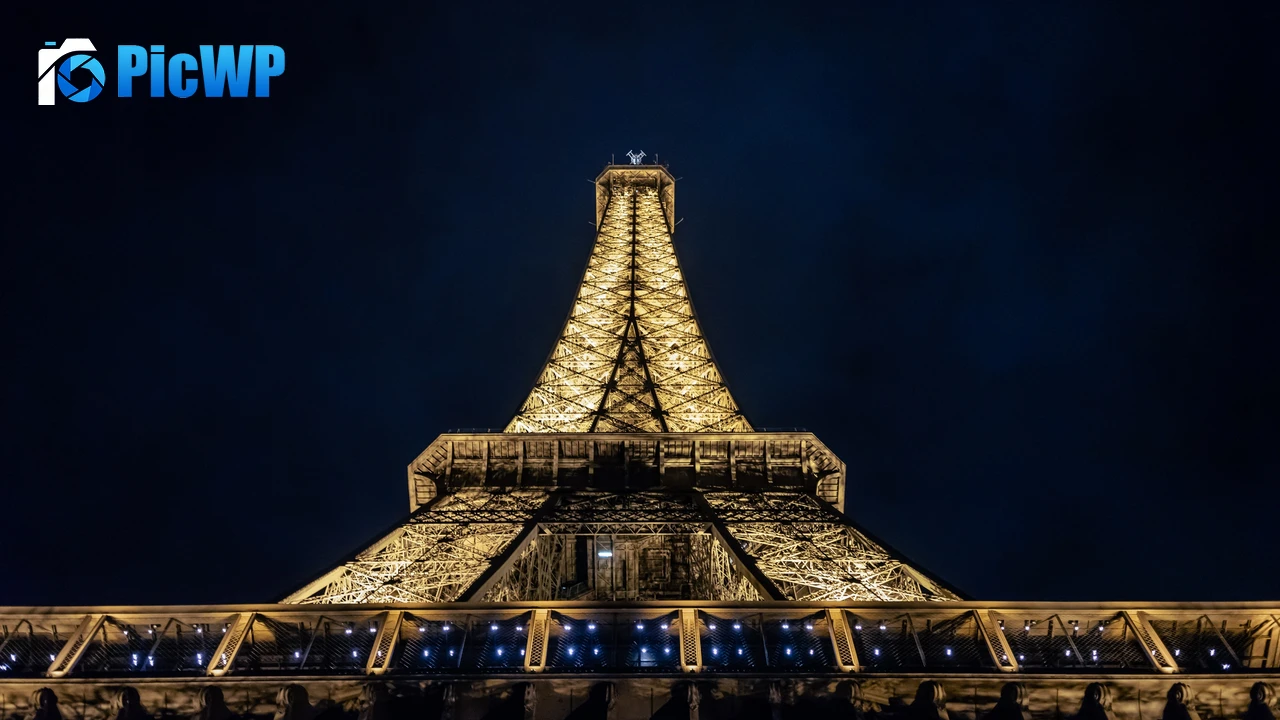 Eiffel Tower Nightscape 4K PC Wallpaper
