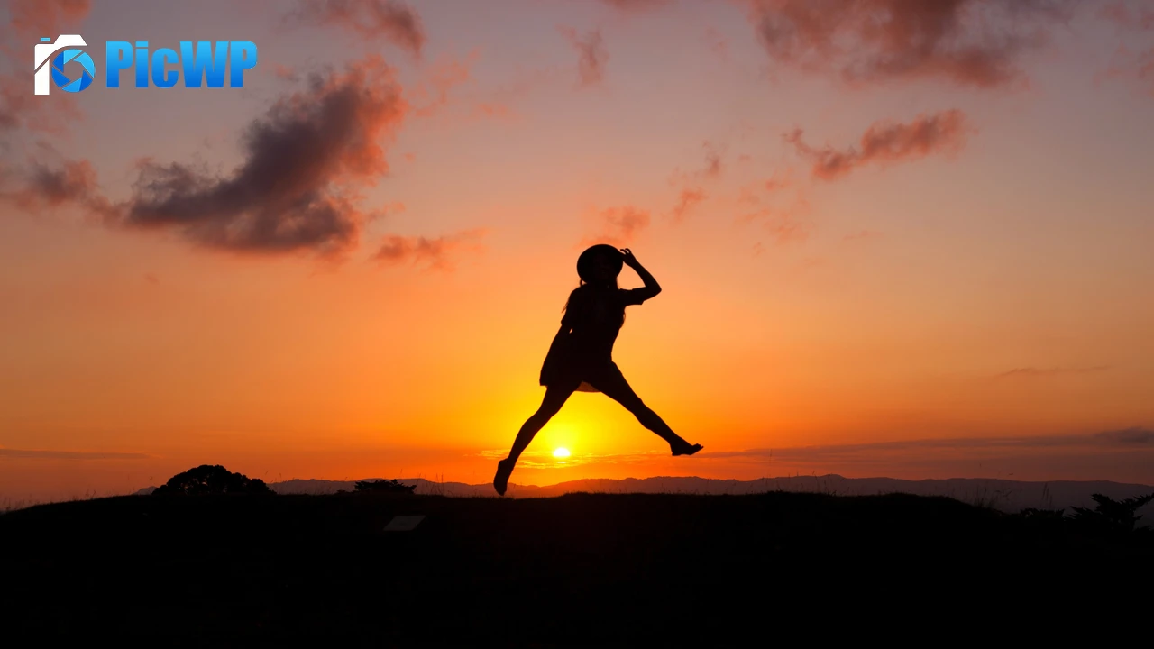 Girl silhouette during the Sunrise 4K PC Wallpaper