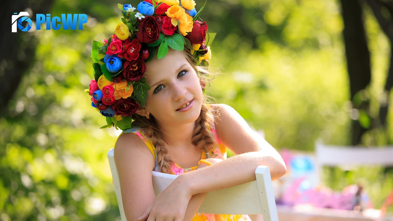 Smiling girl Flower Wreath 4K PC Wallpaper