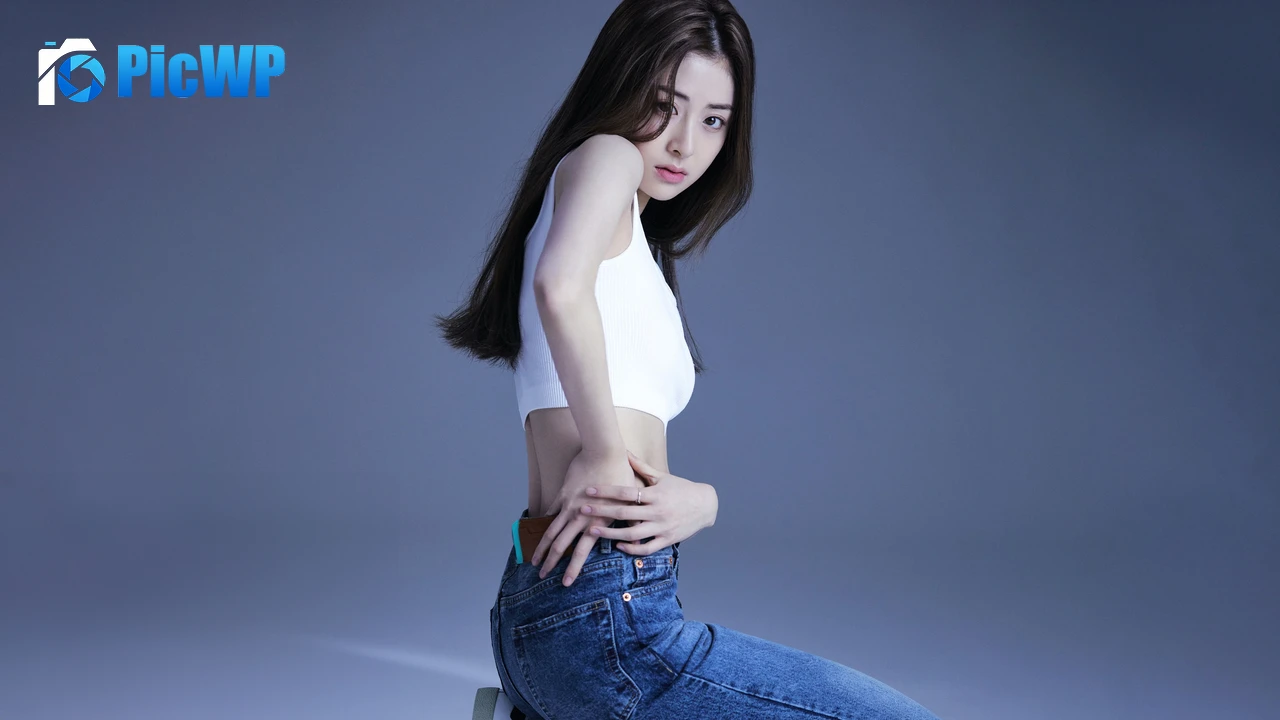 Huh Yunjin K-pop singer 4K PC Wallpaper
