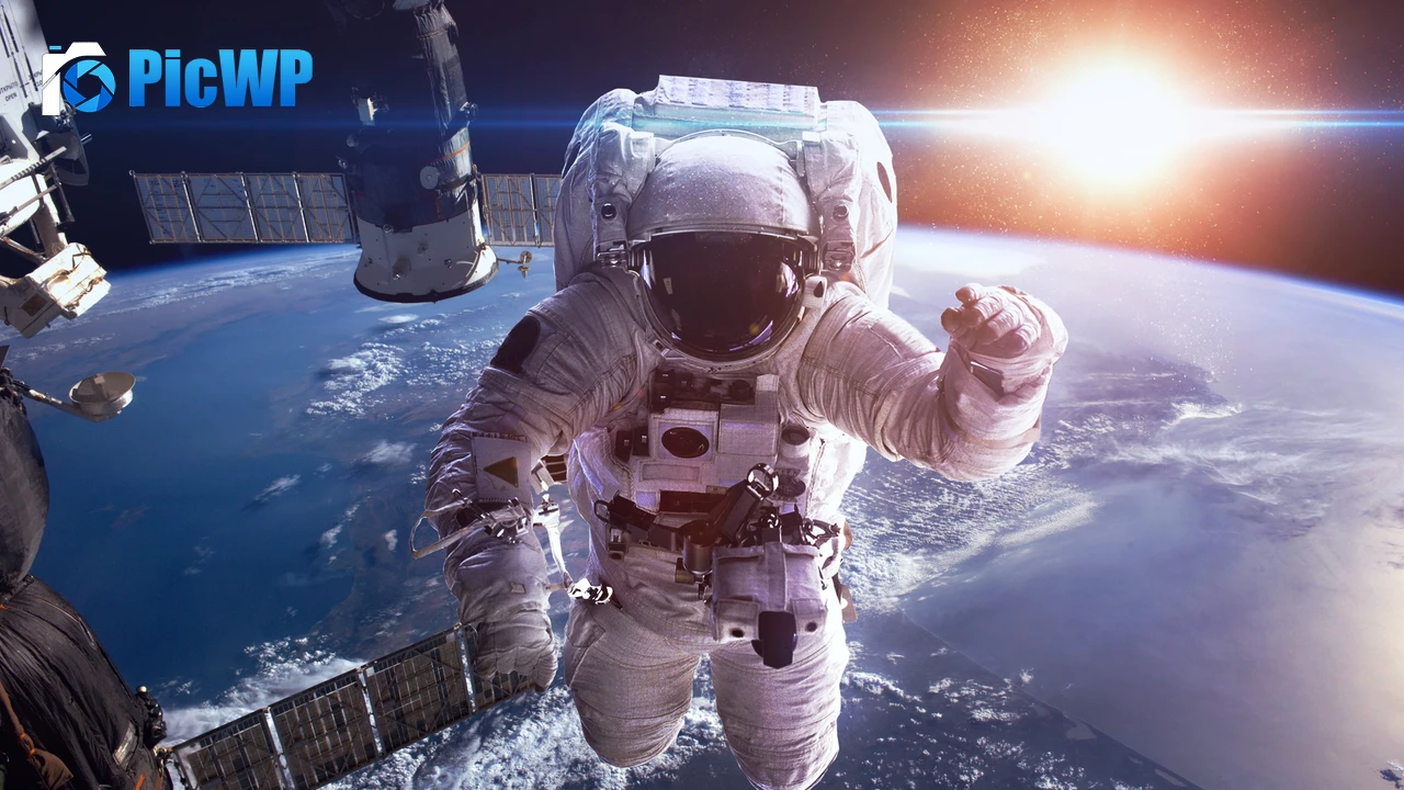 Astronaut Earth 4K PC Wallpaper