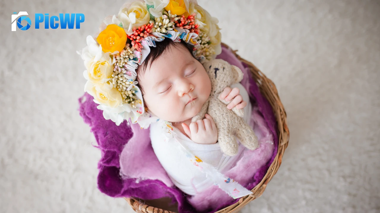 Newborn Flower Wreath 4K PC Wallpaper