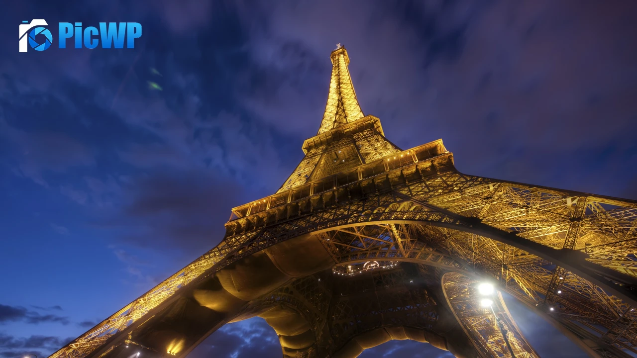 Eiffel Tower Night lights 4K PC Wallpaper