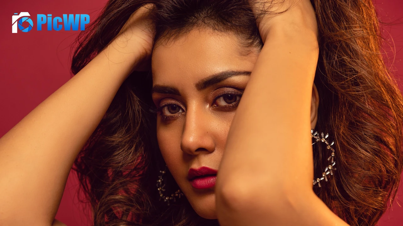 Rashi Khanna Closeup 4K PC Wallpaper