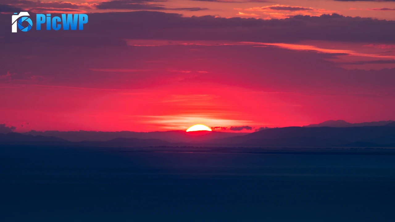 Sunset over the ocean 4K PC Wallpaper