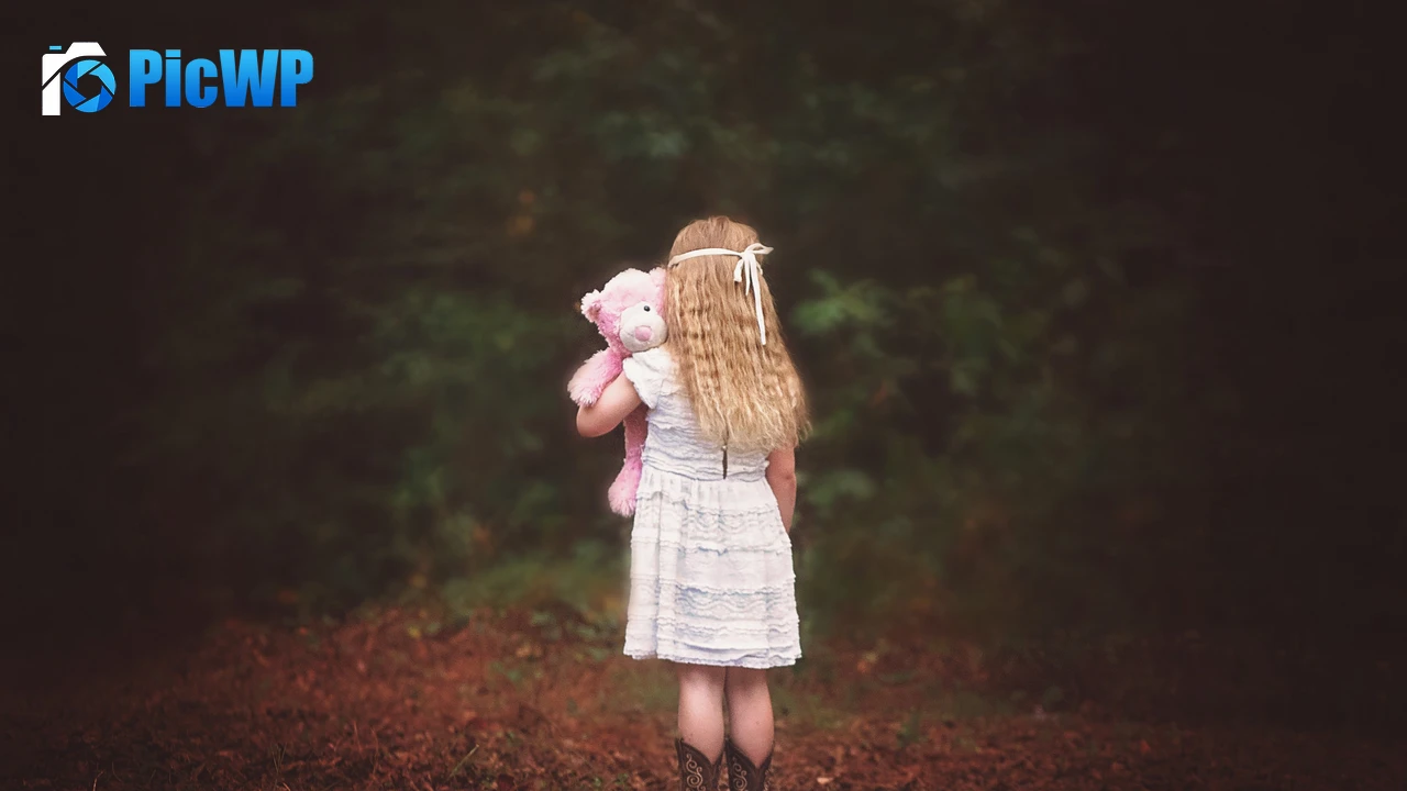 Cute Girl Alone 4K PC Wallpaper
