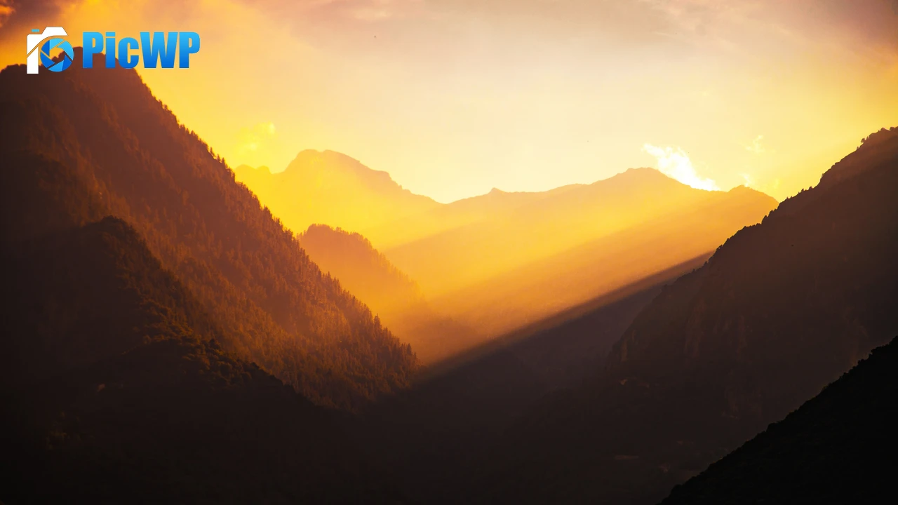Valley Golden hour 4K PC Wallpaper