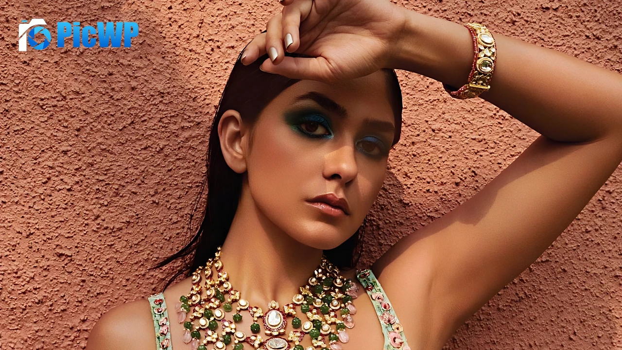 Mrunal Thakur Hot Phone 4K PC Wallpaper