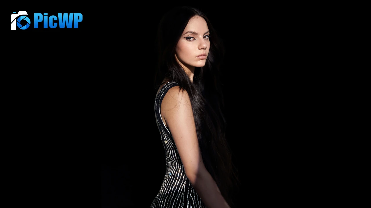 Dafne Keen Black background 4K PC Wallpaper