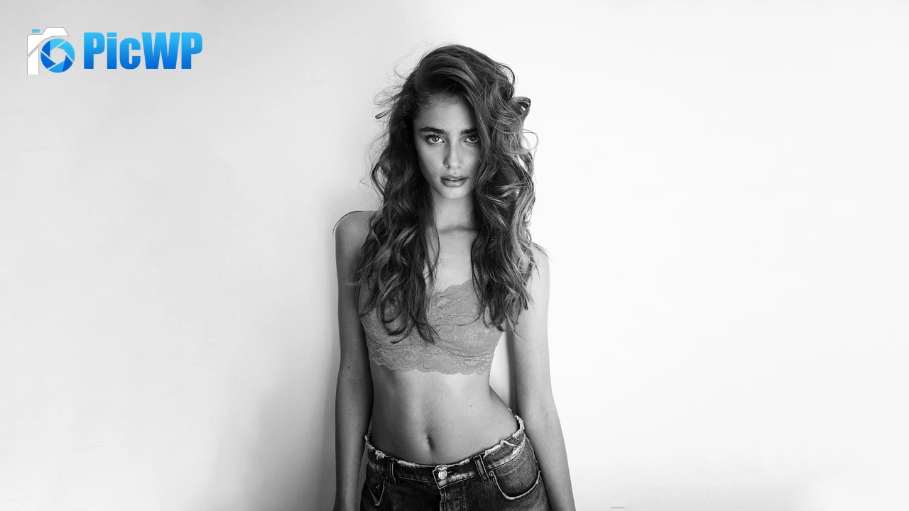 Taylor Hill Monochrome 4K PC Wallpaper