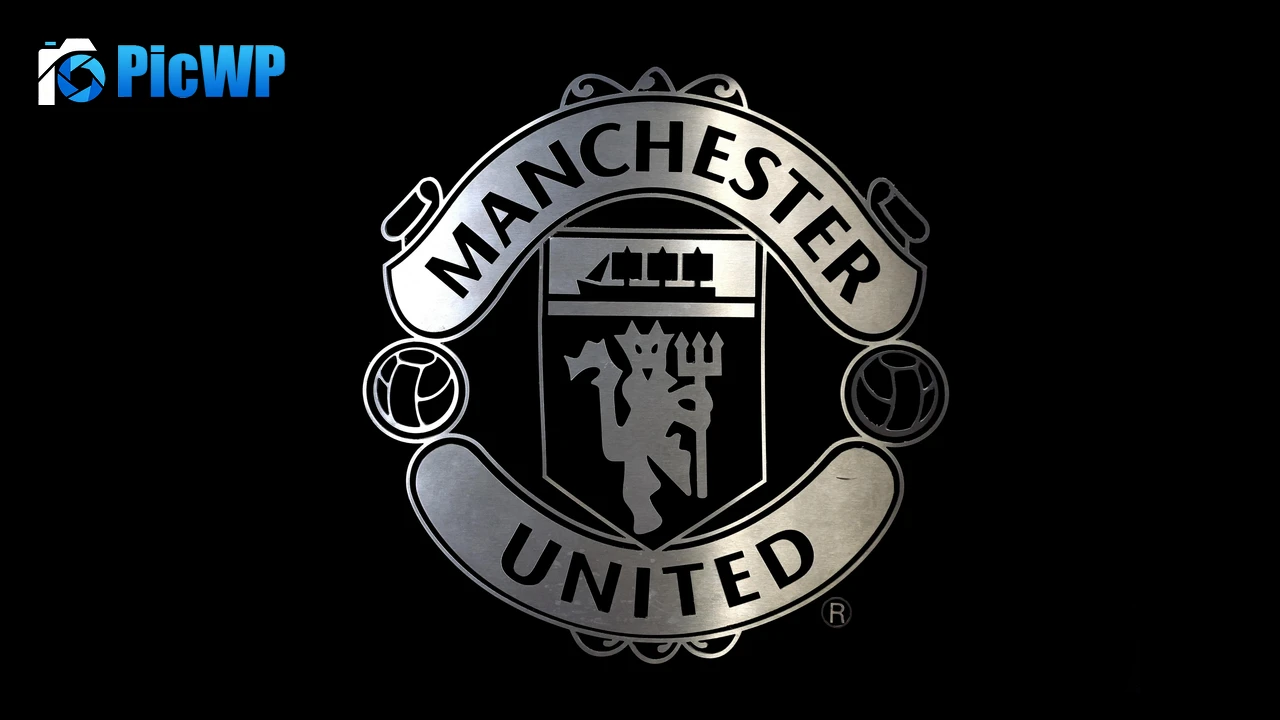 Manchester United Black and White 4K PC Wallpaper