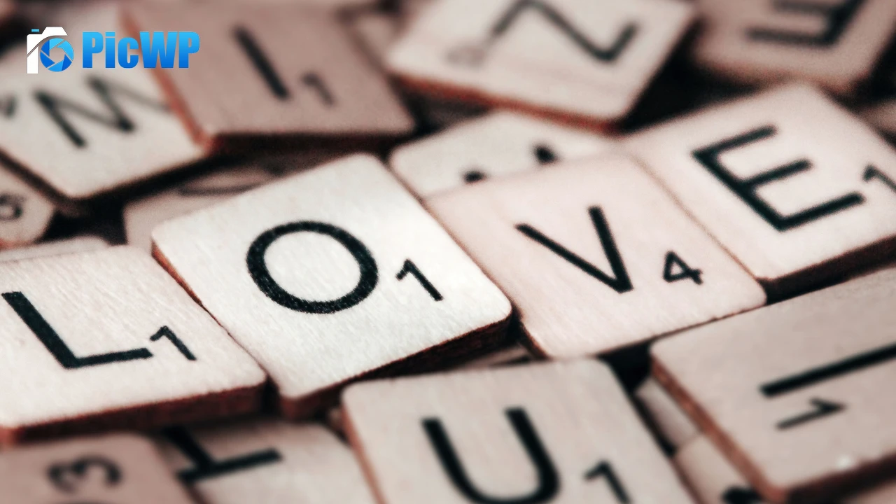Love text Scrabble letters 4K PC Wallpaper