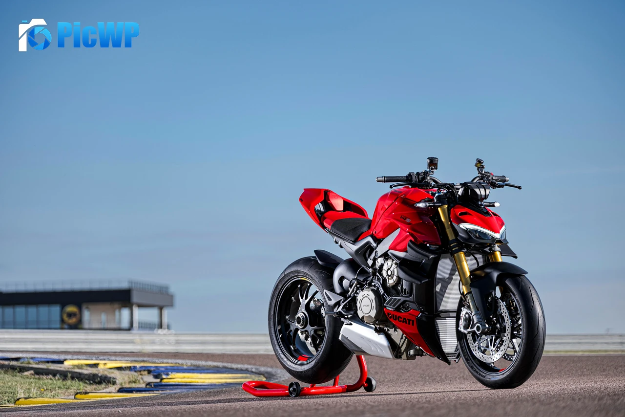 Ducati Streetfighter V4 S Race track 7K PC Wallpaper
