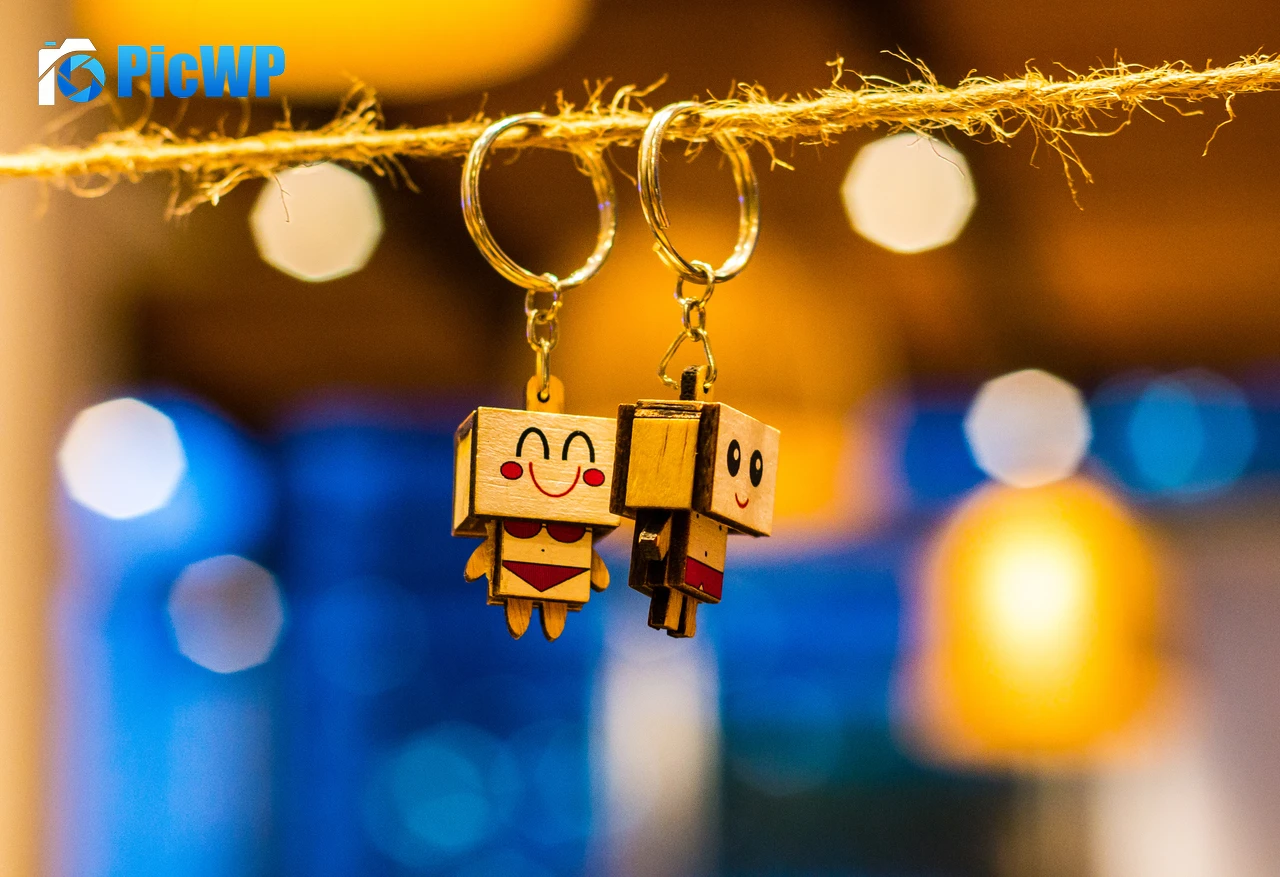 Box Man couple key chain Hanging 5K PC Wallpaper