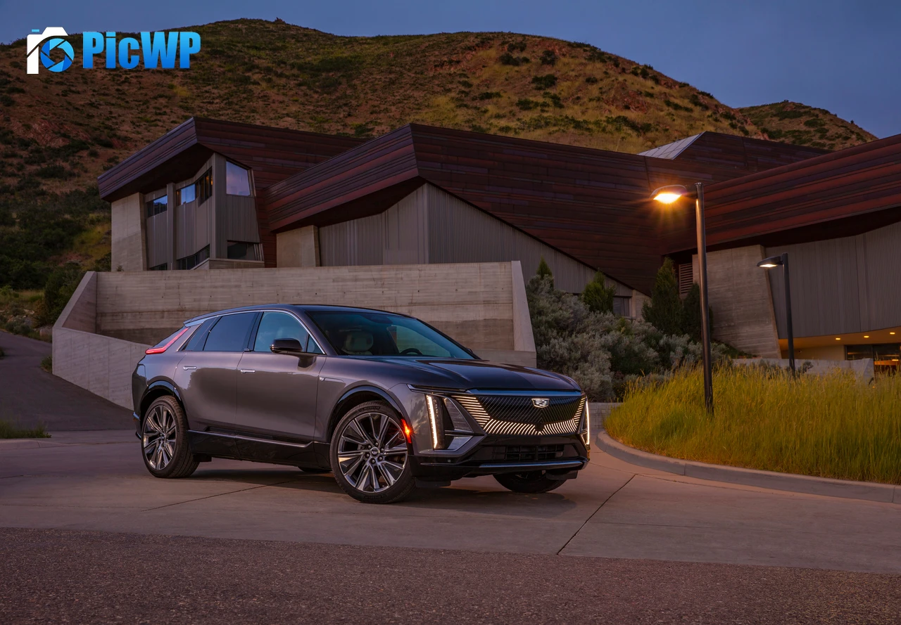 Cadillac Lyriq Electric SUV 4K PC Wallpaper