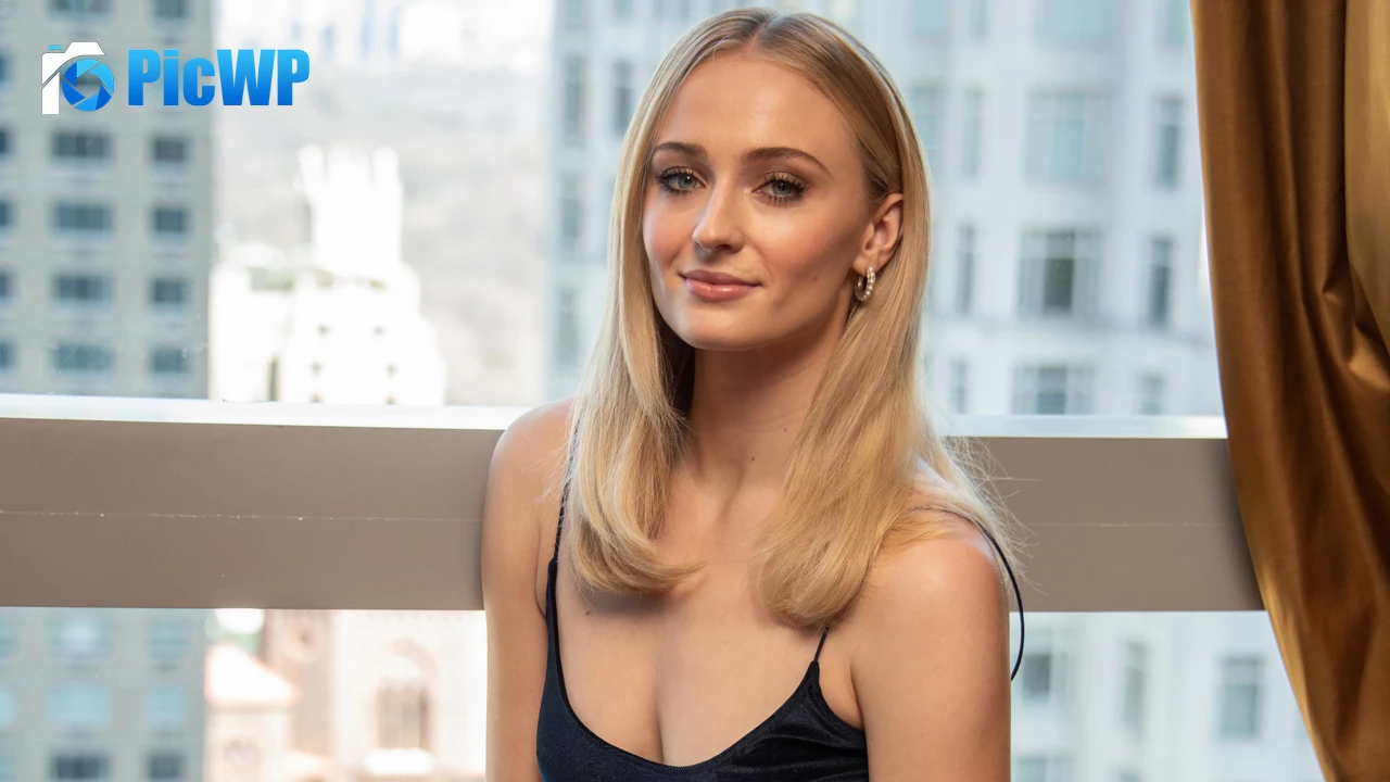 Sophie Turner Smiling 6K PC Wallpaper