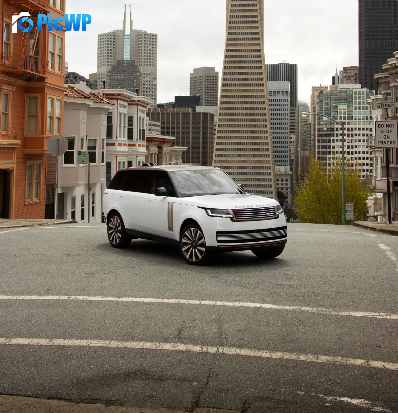 Range Rover SV Serenity P530 LWB Luxury SUV 4K Mobile Wallpaper