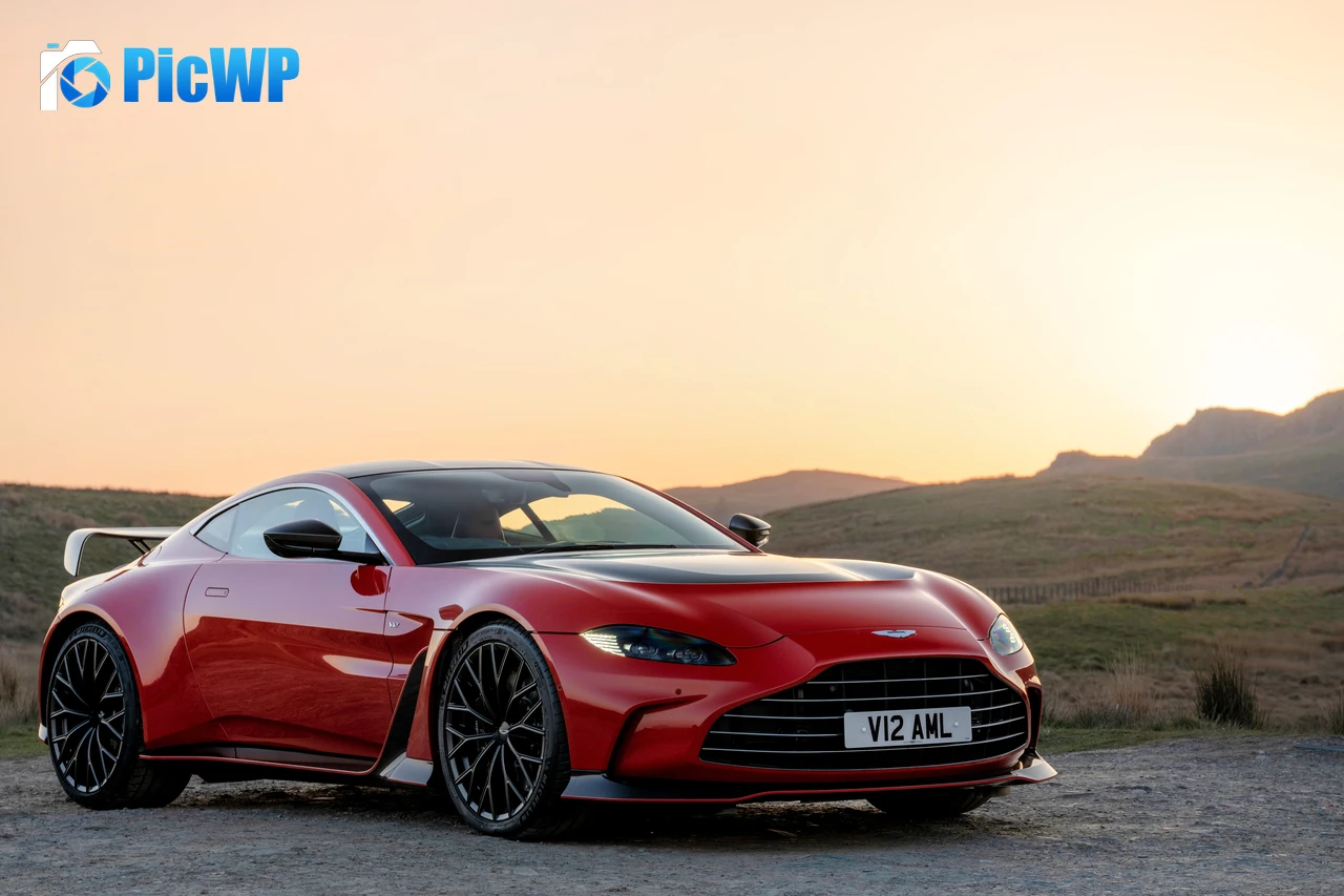 Aston Martin V12 Vantage 2022 8K PC Wallpaper