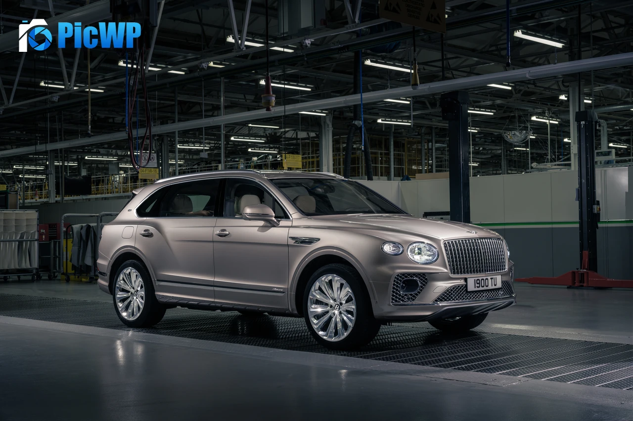 Bentley Bentayga EWB Azure 8K PC Wallpaper