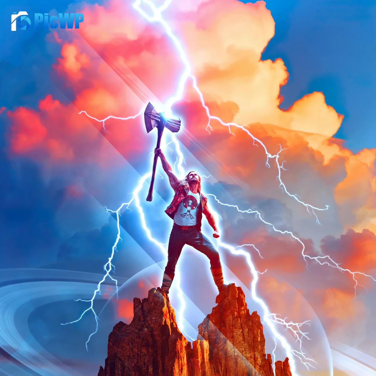 Thor: Love and Thunder Chris Hemsworth as Thor 4K Fold Wallpaper