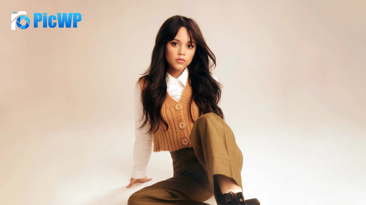 Jenna Ortega 2023 8K PC Wallpaper