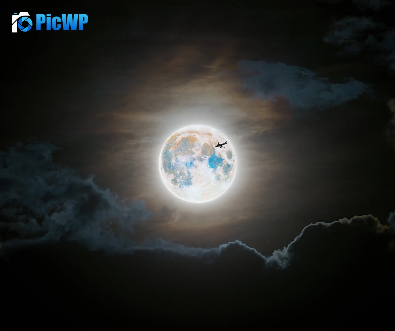 Full moon Flight 5K PC Wallpaper