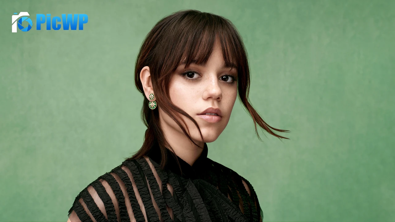 Jenna Ortega Green background 8K PC Wallpaper