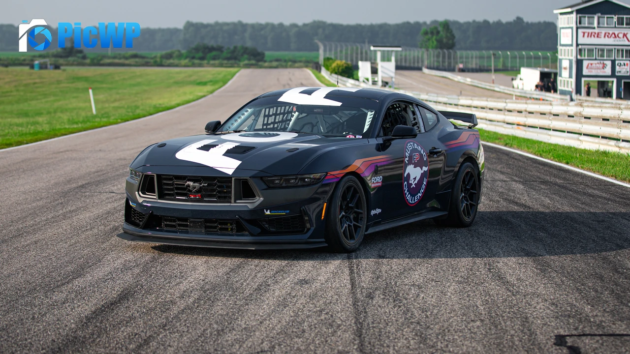 Ford Mustang Dark Horse R 6K PC Wallpaper