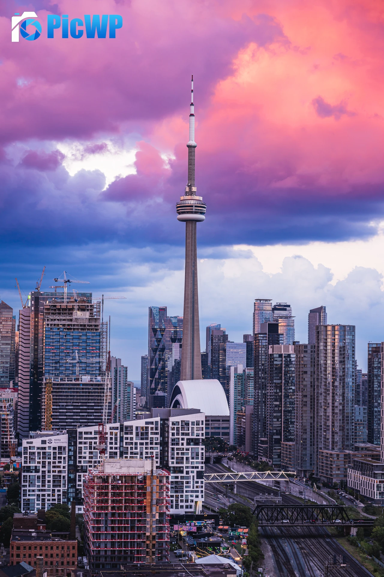 CN Tower Tourist attraction 7K Mobile Wallpaper