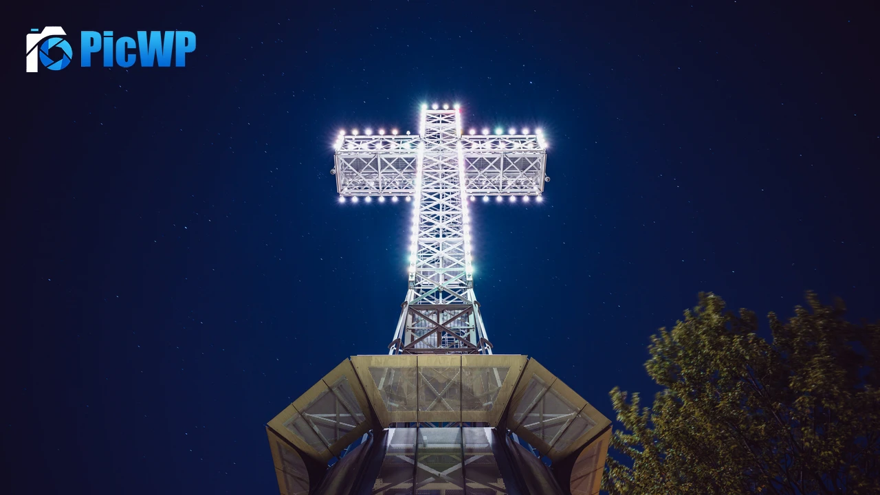 Mount Royal Cross Monument 7K PC Wallpaper