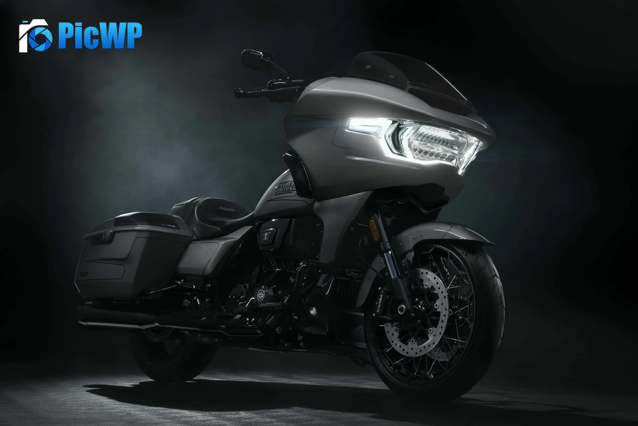 Harley-Davidson Road Glide Cruiser motorcycle 9K PC Wallpaper