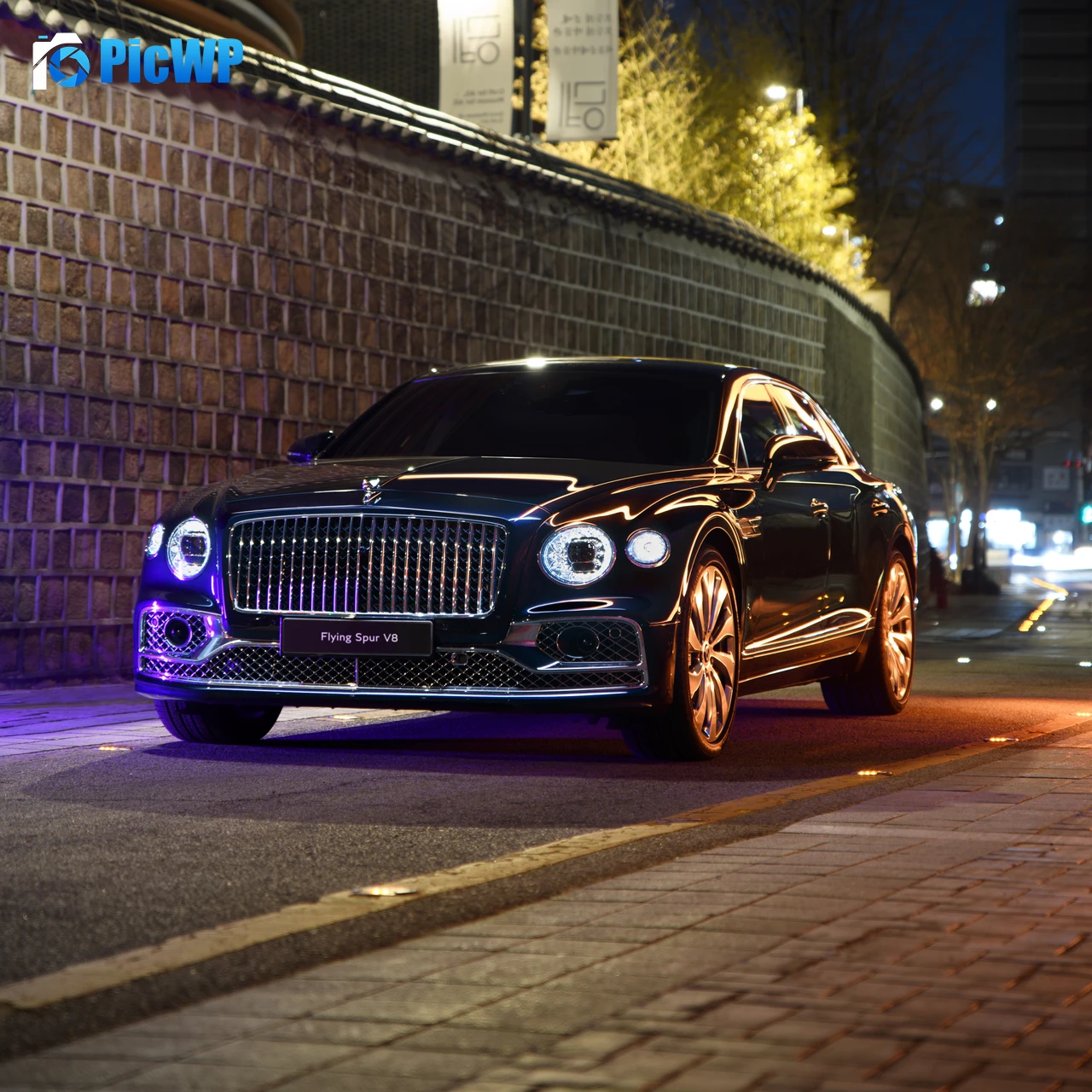 Bentley Flying Spur V8 High Performance Sedan 4K Fold Wallpaper
