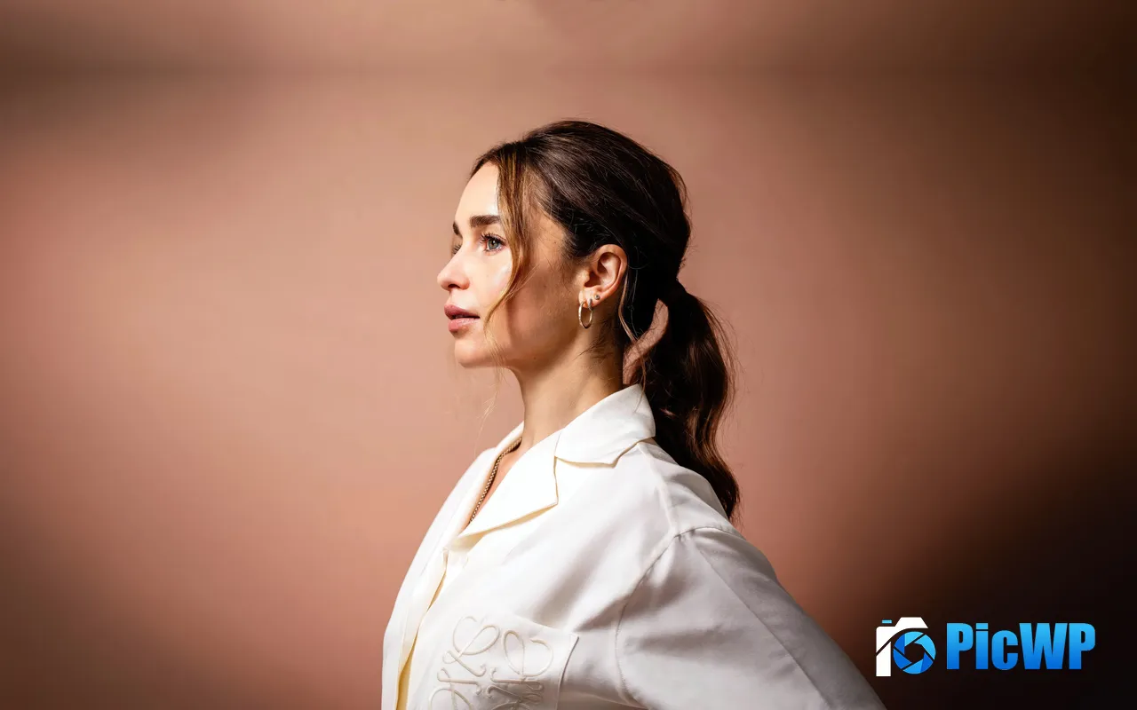 Emilia Clarke 2024 Fashion Magazine Celebrity 5K PC Wallpaper