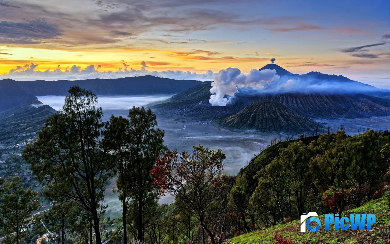 Dawn <font color=red>Mi</font>st Mount Bromo East Java Indonesia 5K PC Wallpaper