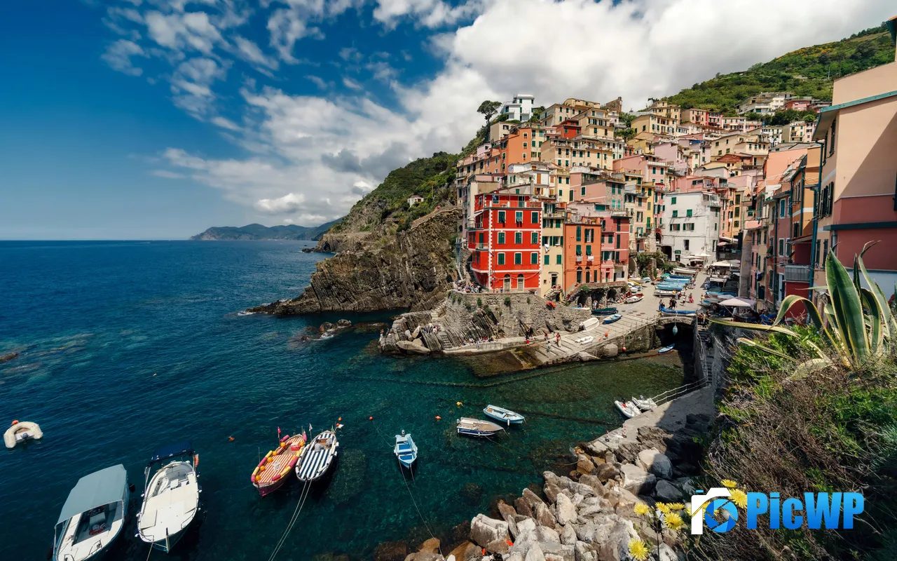 Port Pier Town Coast Boat Riomaggiore Italy 5K PC Wallpaper